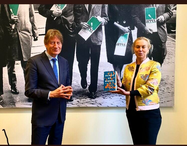 Uitgelichte afbeelding: Rob de Wijk overhandigt exemplaar De slag om Europa aan Sigrid Kaag