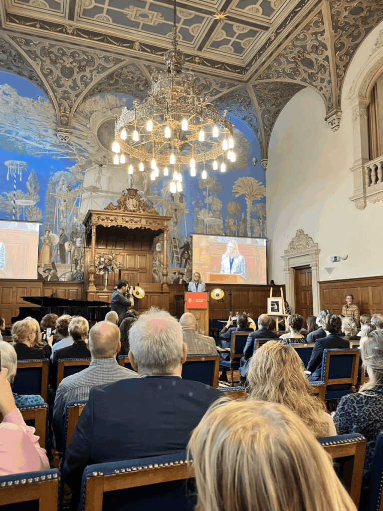 Elanor Boekholt-O'Sullivan spreekt haar dankwoord uit na de uitreiking van de Aletta Jacobsprijs 2026 in de Aula van het Academiegebouw van de Rijksuniversiteit Groningen