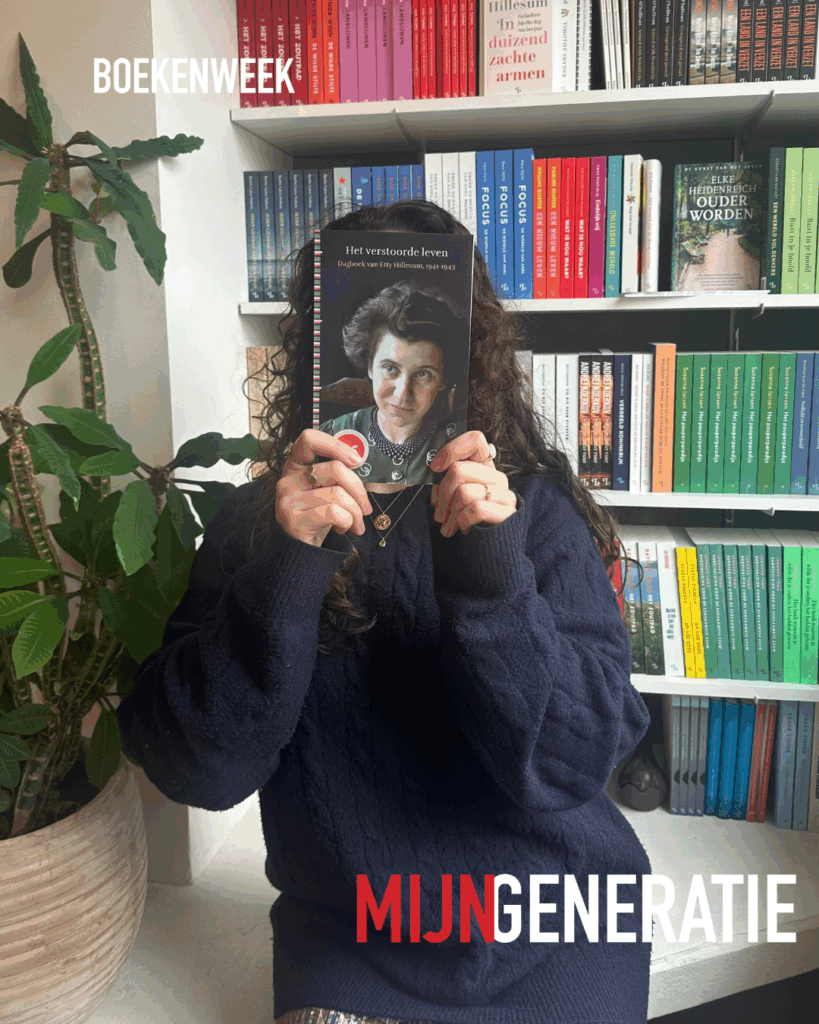 Yara met het boek Het verstoorde leven van Etty Hillesum als Boekenweek tip