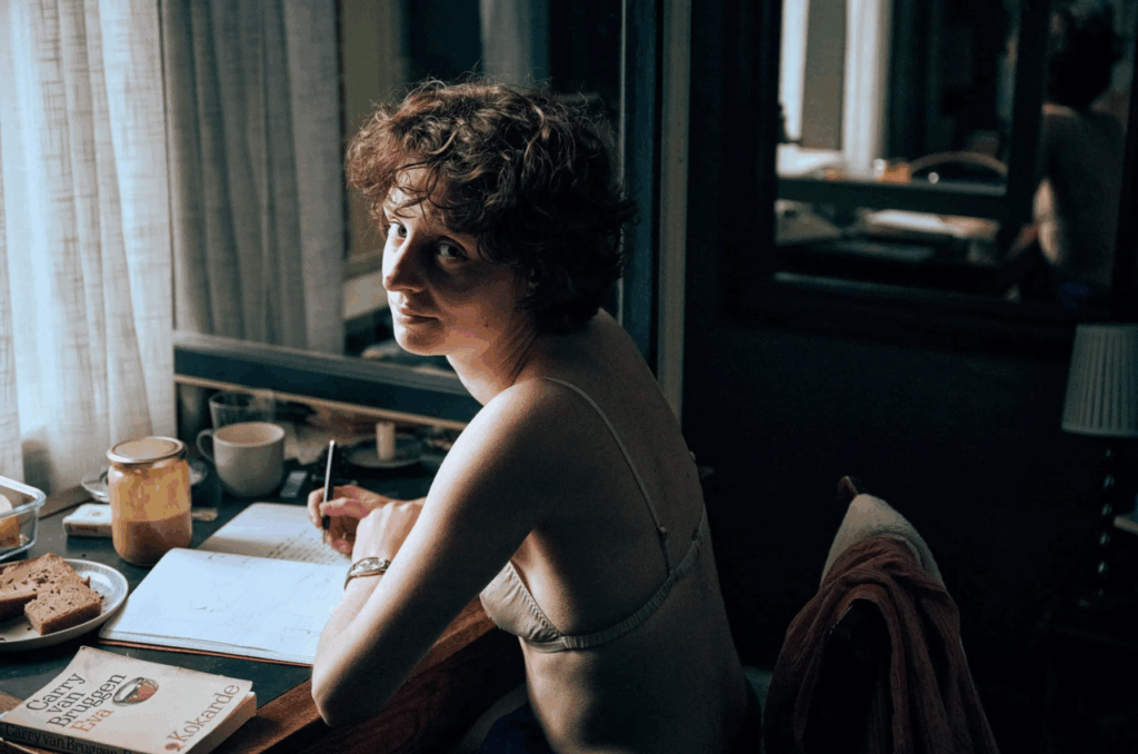 Julia Windischbauer als Etty Hillesum in de serie Etty